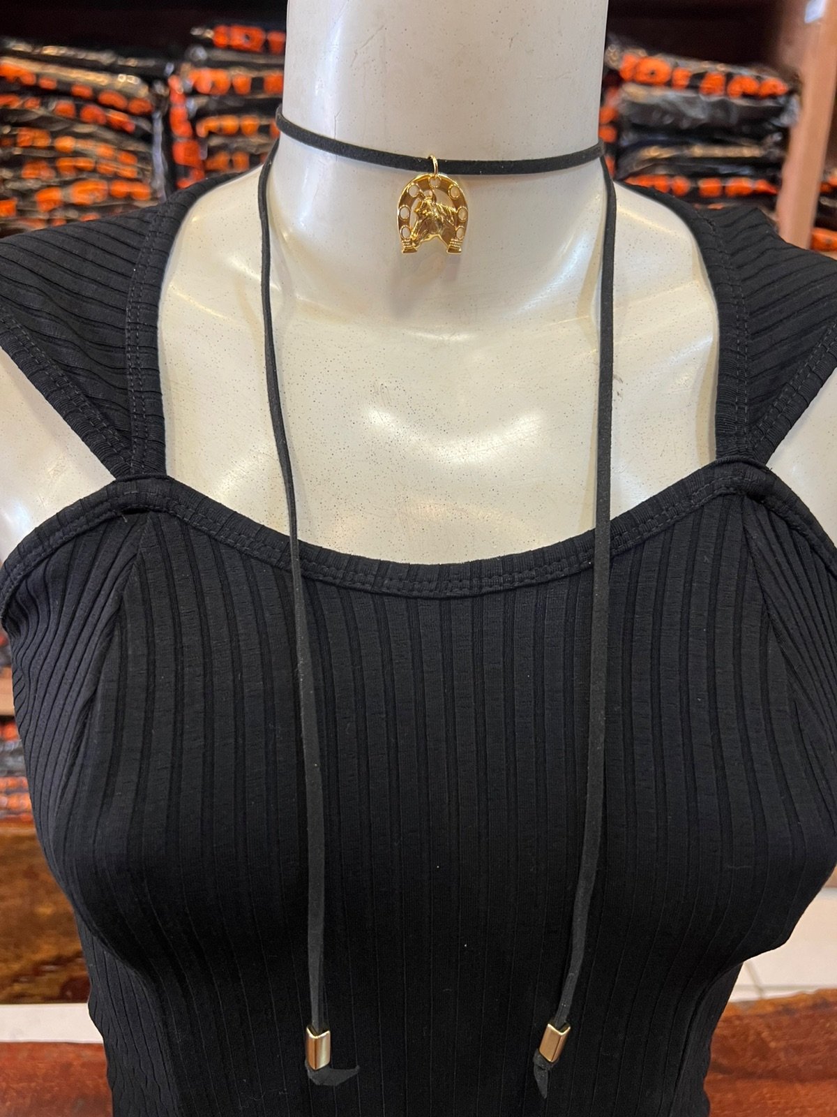 Colares e Gravatinhas de Couro – O Detalhe que Brilha no Look - foto 2