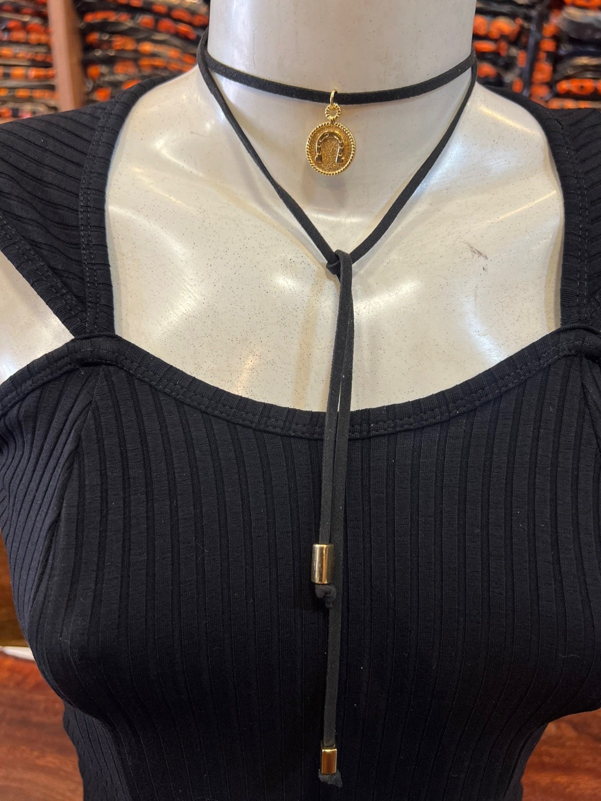 Colares e Gravatinhas de Couro – O Detalhe que Brilha no Look - foto 4
