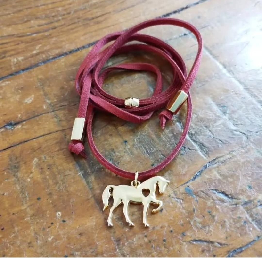 Colares e Gravatinhas de Couro – O Detalhe que Brilha no Look - foto 5