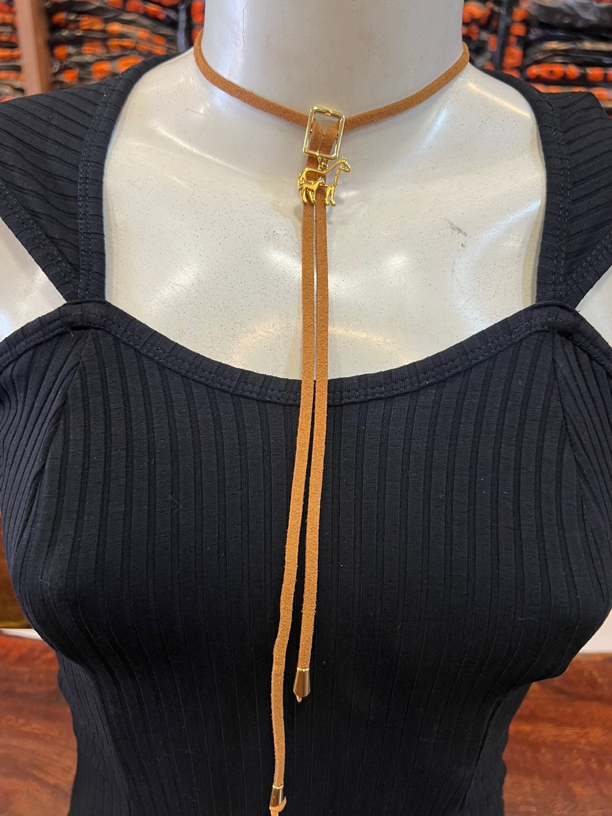 Colares e Gravatinhas de Couro – O Detalhe que Brilha no Look - foto 7